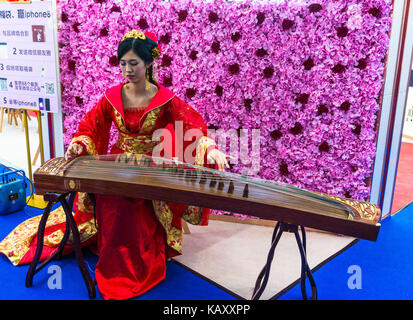 Guqin chinois femme jouant de l'instrument de musique, aussi connu comme une cithare chinoise qin ou Banque D'Images