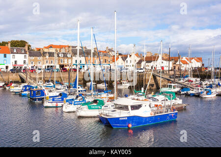 Bateaux et voiliers du port dans le village de pêcheurs d'Anstruther, Fife, Scotland UK Banque D'Images