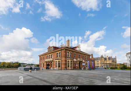 Musée North Devon, la place, Barnstaple, la principale ville du nord du Devon, en Angleterre, le point de passage le plus bas de la rivière Taw, courant vers le Bristo Banque D'Images