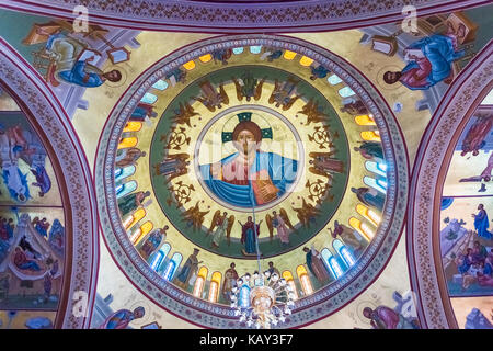 L'intérieur coloré orthodoxe de l'Eglise Métropolitaine de Santorin, Fira (Thira, Santorin Thera), une île grecque dans le groupe des Cyclades dans la mer Égée Banque D'Images