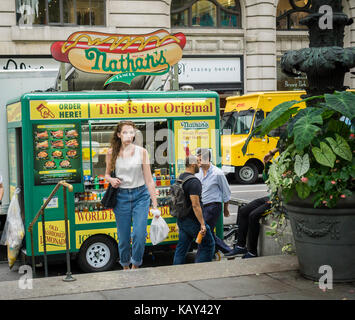 Rupture de Coney Island La célèbre Nathan un panier de produits alimentaires de marque vend leurs francs et autres délices à l'extérieur de Bryant Park à New York, le vendredi 15 septembre, 2017. (© richard b. levine) Banque D'Images