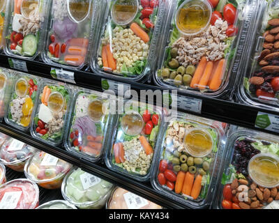 Les emballages de portions pré-coupées, les légumes d'un supermarché à new york le mercredi 20 septembre 2017. (© richard b. levine) Banque D'Images