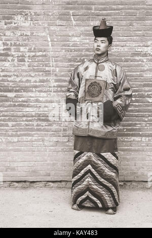 Les jeunes d'un mongole manin 13ème siècle traditionnel costume en un temple. Ulaanbaatar en Mongolie. Banque D'Images