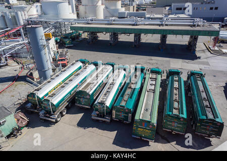 Les navires-citernes de livraison stationné dans un dépôt de carburant dans le quartier Greenpoint industrielle de Brooklyn à New York, le samedi 23 septembre, 2017. (© Richard B. Levine) Banque D'Images