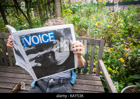 Un Reader views la dernière question d'impression du village voice newspaper, doté d''un fred mcdarrah photo de Bob Dylan,à New York le jeudi 21 septembre, 2017. l'emblématique de la voix, une fois que la voix de la contre-culture ne sera disponible sous forme numérique désormais. (© richard b. levine) Banque D'Images