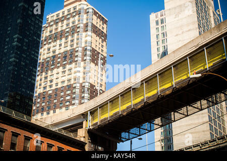 Immeuble vu à travers le développement d'une rampe de la Port Authority Bus Terminal dans le quartier Hell's Kitchen de new york le dimanche 24 septembre, 2017. L'autorité portuaire de New York et du New Jersey est en train de décider de remplacer ou de rénover le vieillissement par les conseils communautaires et les groupes de défense des droits de l'alignement de revoir leurs plans. (© richard b. levine) Banque D'Images