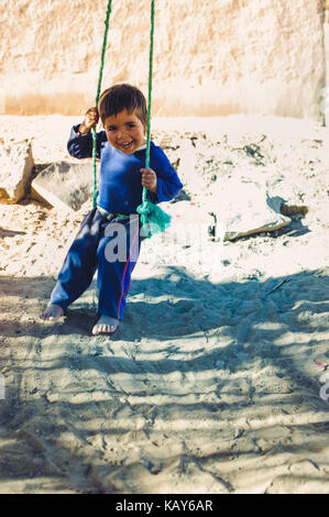 Swing Kid sur Merzouga, Maroc Banque D'Images