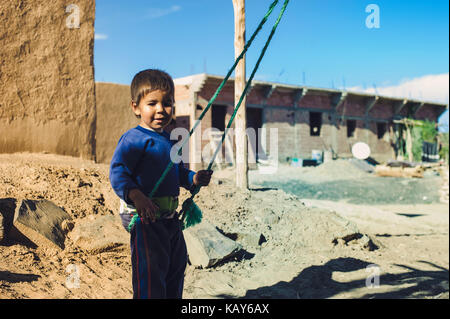 Swing Kid sur Merzouga, Maroc Banque D'Images