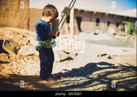 Swing Kid sur Merzouga, Maroc Banque D'Images