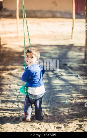 Swing Kid sur Merzouga, Maroc Banque D'Images