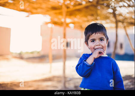 Smileing mini dans village marocain merzouga, Maroc Banque D'Images