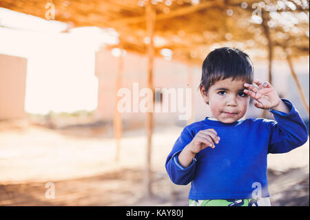 Smileing mini dans village marocain merzouga, Maroc Banque D'Images