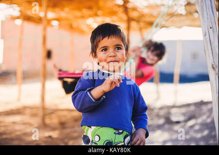Smileing mini dans village marocain merzouga, Maroc Banque D'Images