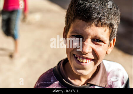 Portrait d'un garçon dans le village de Merzouga, Maroc Banque D'Images