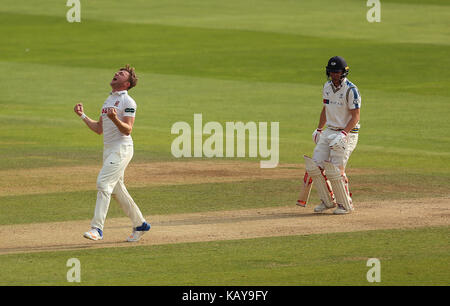 Sam Cook d'Essex célèbre le bowling Gary Ballance an LBW du Yorkshire pendant la troisième journée du Championnat du comté de Specsavers, match de la division 1 au terrain du comté de Cloudfm, Chelmsford. APPUYEZ SUR ASSOCIATION photo. Date de la photo: Mercredi 27 septembre 2017. Voir PA Story CRICKET Essex. Le crédit photo devrait se lire: Steven Paston/PA Wire. Banque D'Images