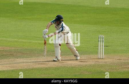 Gary Ballance, du Yorkshire, est sous le charme d'un LBW par Sam Cook, d'Essex (pas sur la photo) pendant le troisième jour du Championnat du comté de Specsavers, match de la division un au terrain du comté de Cloudfm, Chelmsford. APPUYEZ SUR ASSOCIATION photo. Date de la photo: Mercredi 27 septembre 2017. Voir PA Story CRICKET Essex. Le crédit photo devrait se lire: Steven Paston/PA Wire. Banque D'Images