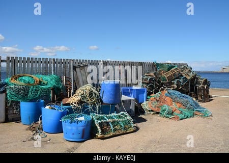 Les engins de pêche assis sur un quai Banque D'Images