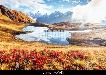 Coucher de soleil sur lac de montagne koruldi. Haut Svaneti, Géorgie, Caucase Banque D'Images