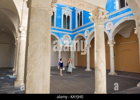 Vacances entre femmes, vue de deux jeunes femmes touristes marchant dans la cour Renaissance dans le Museo de Bellas Artes à Valence, Espagne. Banque D'Images