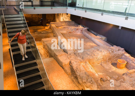 L'Almoina Valencia Espagne, un visiteur de l'Almoina musée archéologique à Valence descend en dessous du niveau du sol pour voir l'objet de fouilles de monuments romains. Banque D'Images