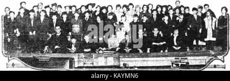 Une image promotionnelle du film de 1915 « les sept petits fièvres », mettant en vedette le casting dans un décor théâtral vintage. Banque D'Images