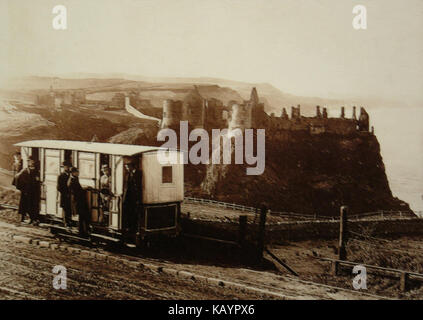 Le Giant's Causeway Tram avant le passage de l'utilisation du troisième rail pour les frais généraux du système de câble. Le troisième rail, relevé sur les postes isolés est visible à côté de la piste Banque D'Images