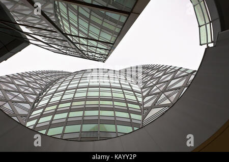 Japon, Tokyo, dans le quartier de Shinjuku, Westside, cocon, l'architecture de la tour, d'en bas, Banque D'Images