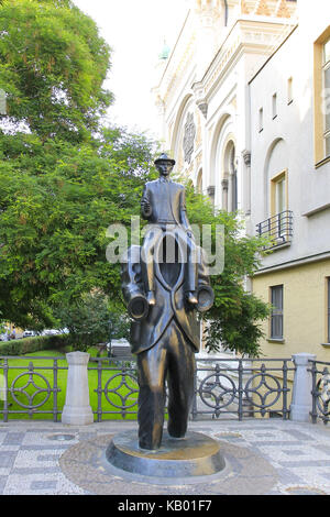 Franz Kafka Skulptur alors que synagogue espagnole à Prague, République tchèque, Banque D'Images