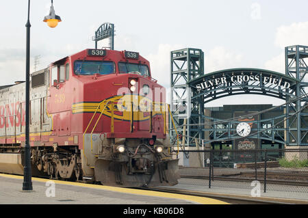Locomotive bnsf passe au champ de la croix d'argent, Joliet, Illinois, États-Unis Banque D'Images