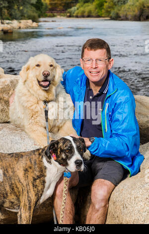 Portrait d'un homme avec deux chiens, de l'Arkansas River, Salida, Colorado, USA Banque D'Images