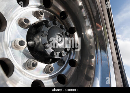 Close up des jantes d'une voiture de sport Banque D'Images