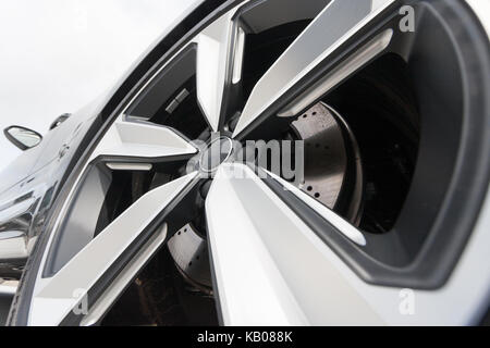 Close up des jantes d'une voiture de sport Banque D'Images