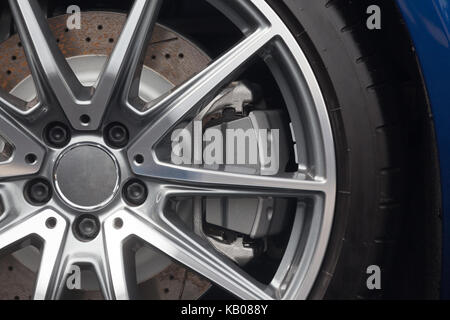 Close up des jantes d'une voiture de sport Banque D'Images