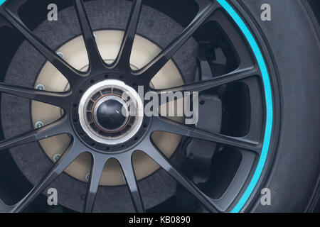 Close up des jantes d'une voiture de sport Banque D'Images