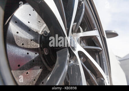 Close up des jantes d'une voiture de sport Banque D'Images