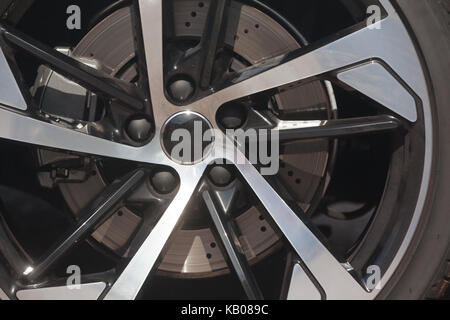 Close up des jantes d'une voiture de sport Banque D'Images