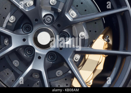 Close up des jantes d'une voiture de sport Banque D'Images