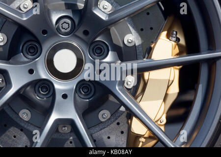 Close up des jantes d'une voiture de sport Banque D'Images