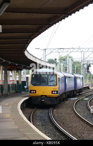 Class 144 diesel pacer dans carnforth gare attendant de rejoindre la ligne principale de la côte ouest avec un service du nord. Banque D'Images