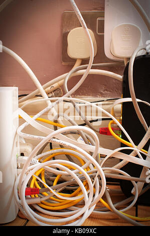 Enchevêtrement de câbles branchés sur un modem routeur et au Royaume-Uni Banque D'Images