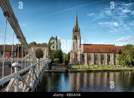 Pont suspendu et All Saints Church à marlow, dans le Buckinghamshire, Angleterre Banque D'Images