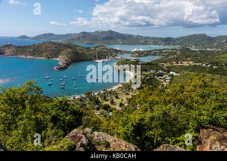 Antigua. Vue de Shirley Heights, à l'égard de la Baie d'Freeman, Galleon Beach, et Nelson's Dockyard. Banque D'Images