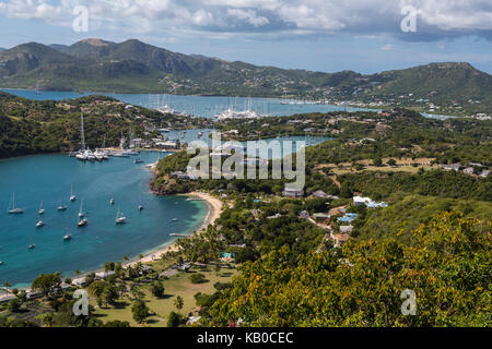 Antigua. Vue de Shirley Heights, à l'égard de la Baie d'Freeman, Galleon Beach, et Nelson's Dockyard. Banque D'Images