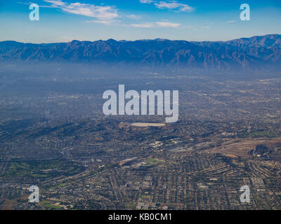 Vue aérienne de Monterey park, Pomona, vue depuis la fenêtre siège dans un avion, en Californie, États-Unis. Banque D'Images