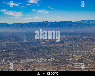 Vue aérienne de Monterey park, Pomona, vue depuis la fenêtre siège dans un avion, en Californie, États-Unis. Banque D'Images