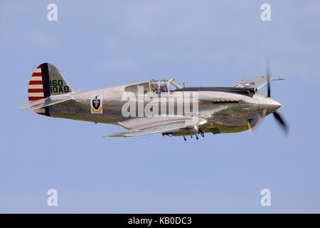 Curtiss P-40C Warhawk volant au salon aéronautique IWM Duxford Banque D'Images