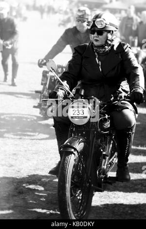 Femme en moto d'époque à l'ascension de Kop Hill Banque D'Images