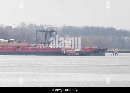 SEWAREN, NEW JERSEY - 5 Avril 2017 : Le Matthew Tibbetts tugboat travaille le long de l'Arthur Kill sur un ciel voilé jour de printemps. Banque D'Images