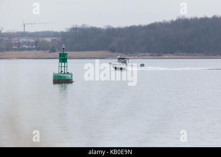 SEWAREN, NEW JERSEY - 5 Avril 2017 : un petit bateau voyages l'Arthur Kill entre Woodbridge et Staten Island sur un jour brumeux. Banque D'Images