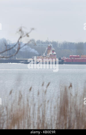 SEWAREN, NEW JERSEY - 5 Avril 2017 : Le Matthew Tibbetts tugboat travaille le long de l'Arthur Kill sur un ciel voilé jour de printemps. Banque D'Images